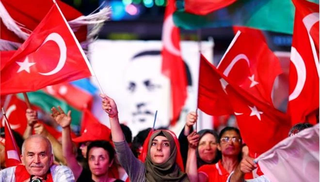 Τουρκία: Ηρθη η κατάσταση έκτακτης ανάγκης, μένουν οι διώξεις